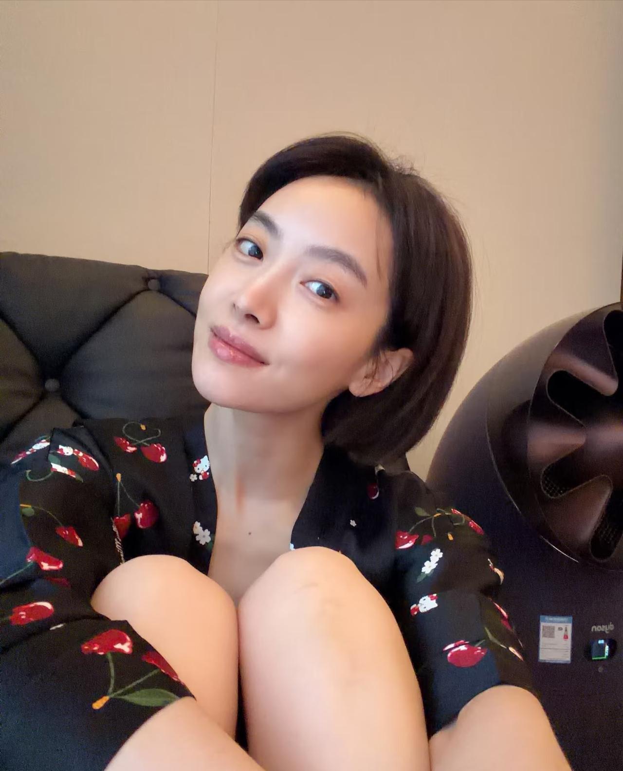 宋茜晒假期睡到自然醒，
穿着家居服自拍！
配文“睡美人，睡美容，睡美梦～睡了一个