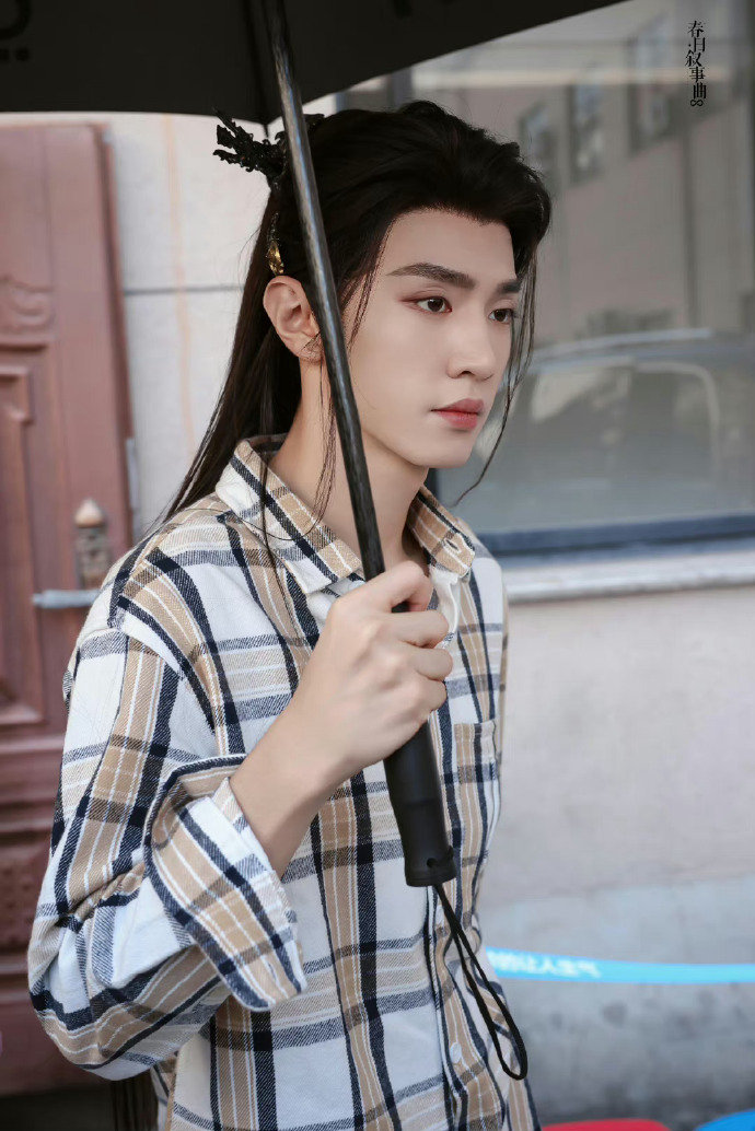 陈哲远《一笑随歌》出妆格子衫+黑色发簪+金色头饰，好贵气的凤随歌[舔屏] ​​​