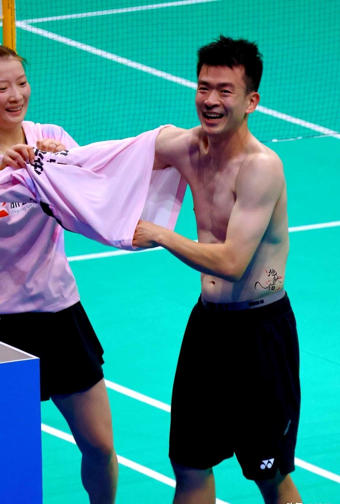 文章标题：郑思维穿错黄雅琼战服闹乌龙，雅思组合晋级混双四强

郑思维穿错黄雅琼战