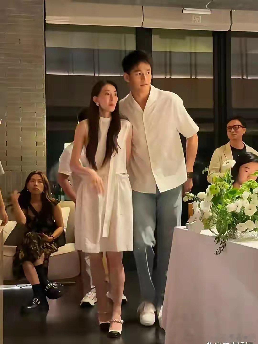 孙杨和老婆张豆豆一起参加活动，两人真的太般配了，身高差好萌 ​​​