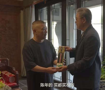 王伟忠
去拜访郭德纲
双双被批没规矩？

王伟忠带一瓶金门高粱去郭德纲家，
有人
