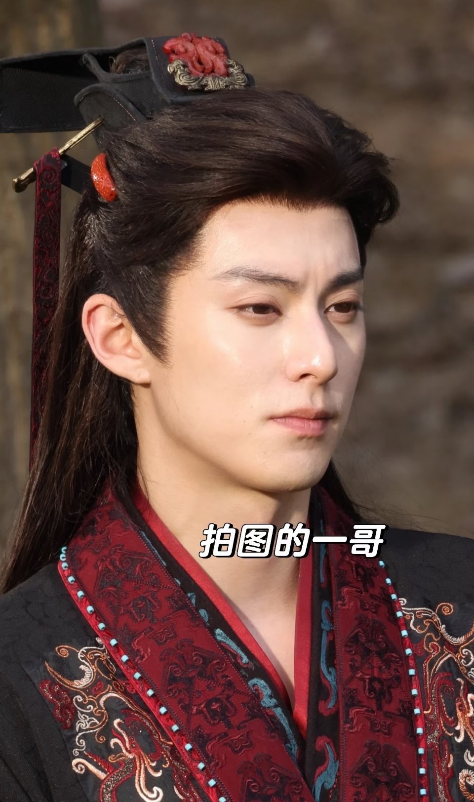 王鹤棣谢景行 纯生图就是这样，太扛打了！脸上也没擦什么粉，嘴角的痣都清晰可见。最