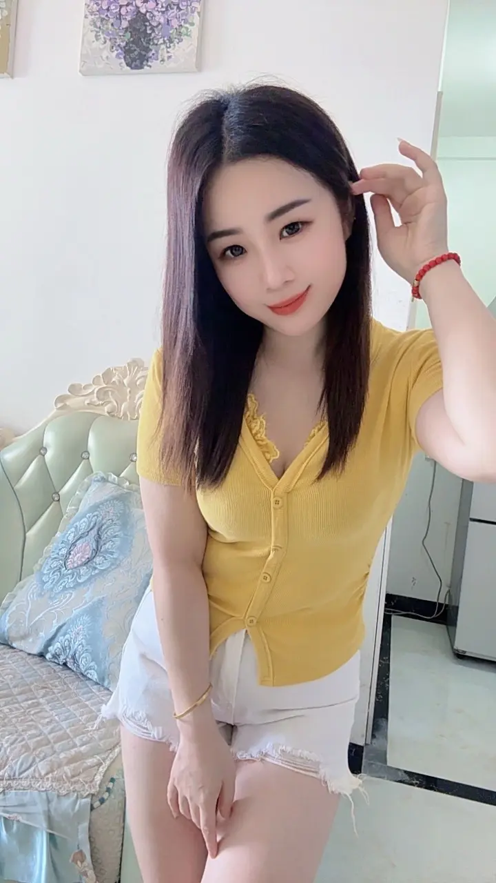 这辈子，不求多有钱。只求一个在乎自己的人，知冷知热，不离不弃，因为有人...