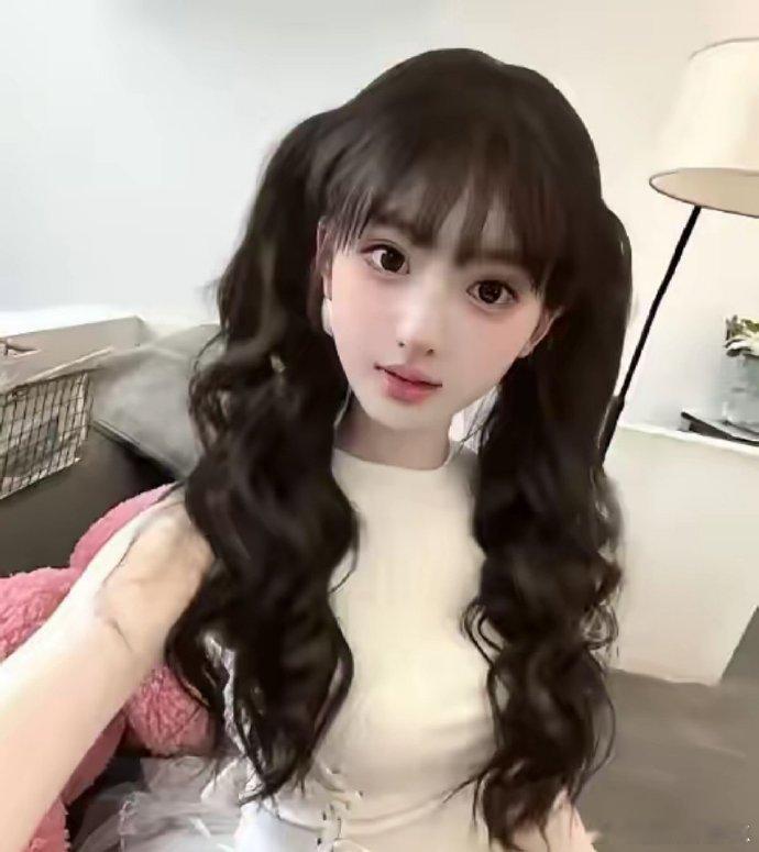 实在想不明白，真有人天然长成这样吗？如果是后天打造，又怎么可能获得艺考状元？面试