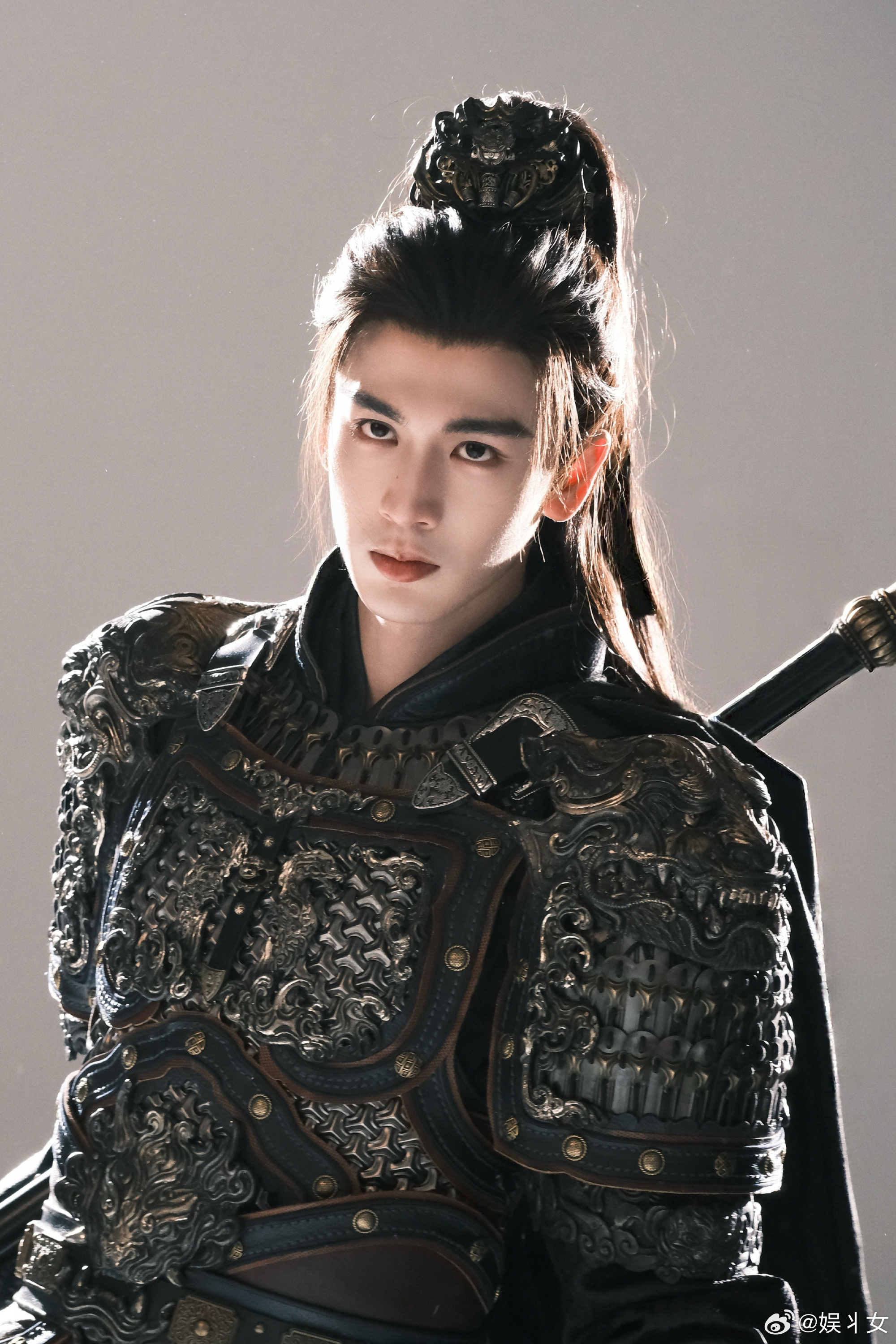 张凌赫这种帅哥演戏装脆弱最狠了终于不用再刷路透解闷了📺，张凌赫饰演的谢征正式上