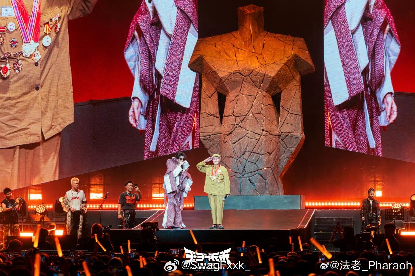 正能量！法老晒出最新演唱会现场图，现场致敬志愿军老兵！法老 ​​​