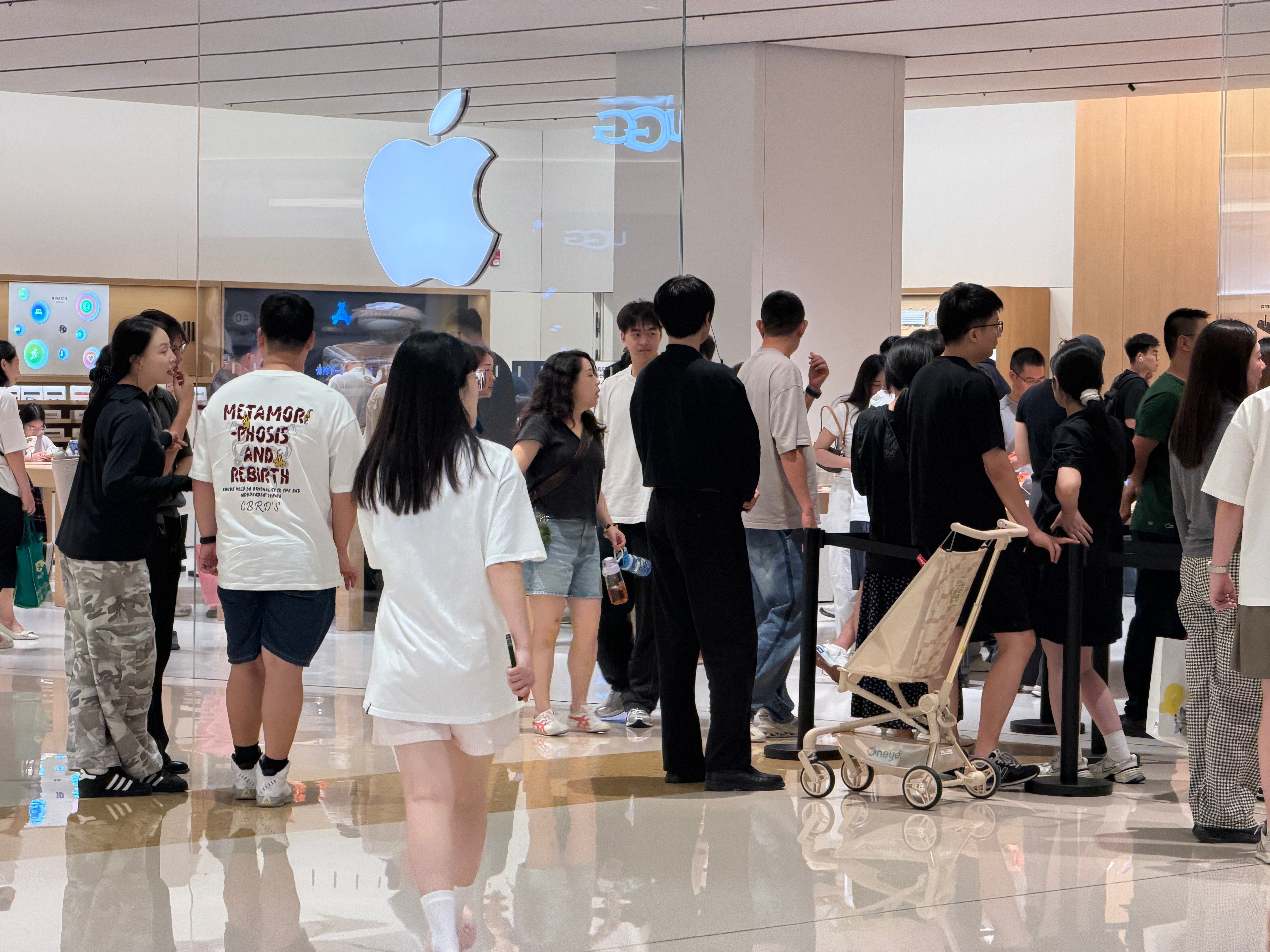 今天合肥万象城苹果店简直是“爆满”！朋友说：都是黄牛[笑cry][笑cry][笑