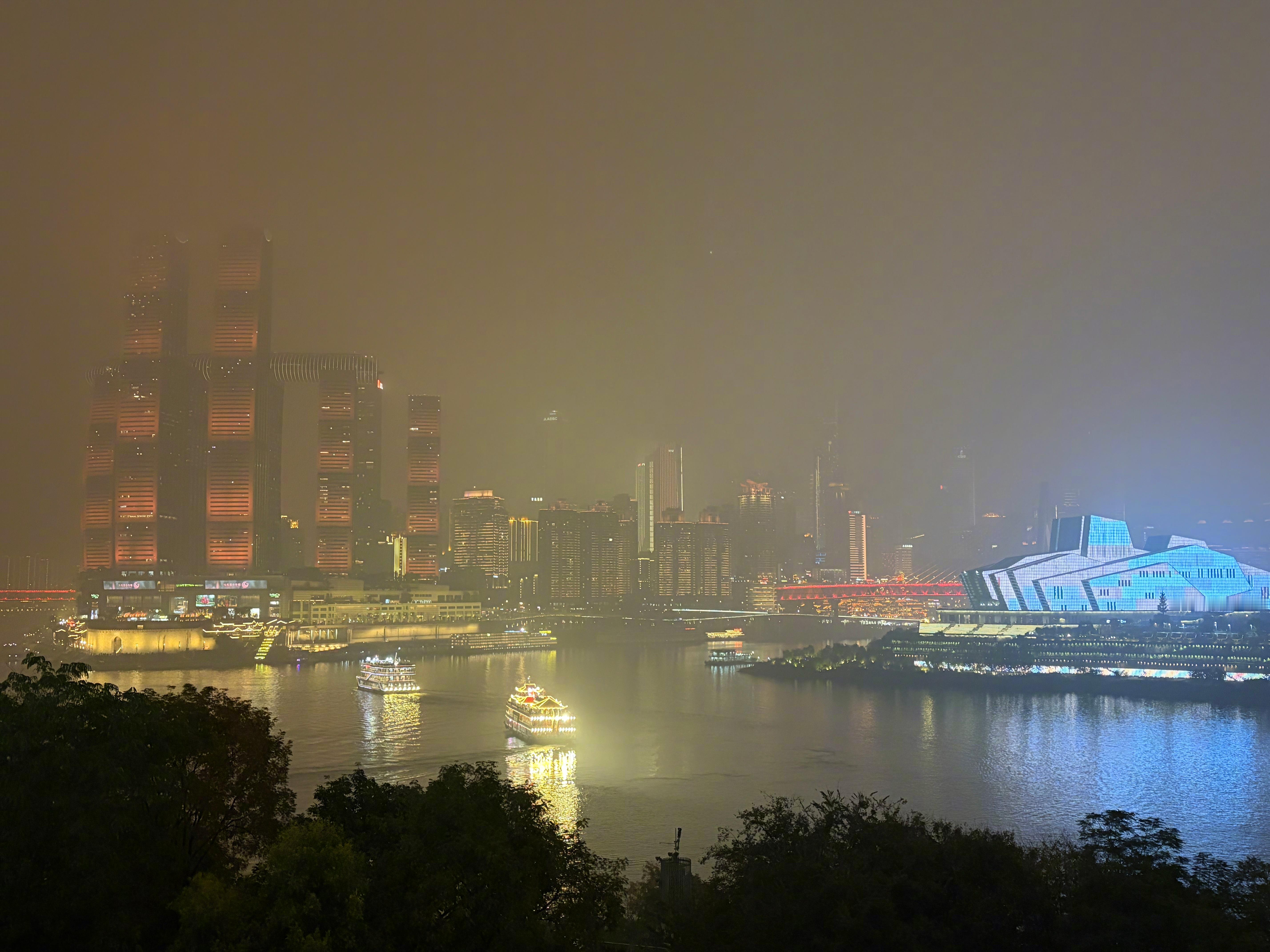 今晚中国长安在重庆的无人机表演，本是满心期待，无奈现场雾气太重，拍出来的照片总觉