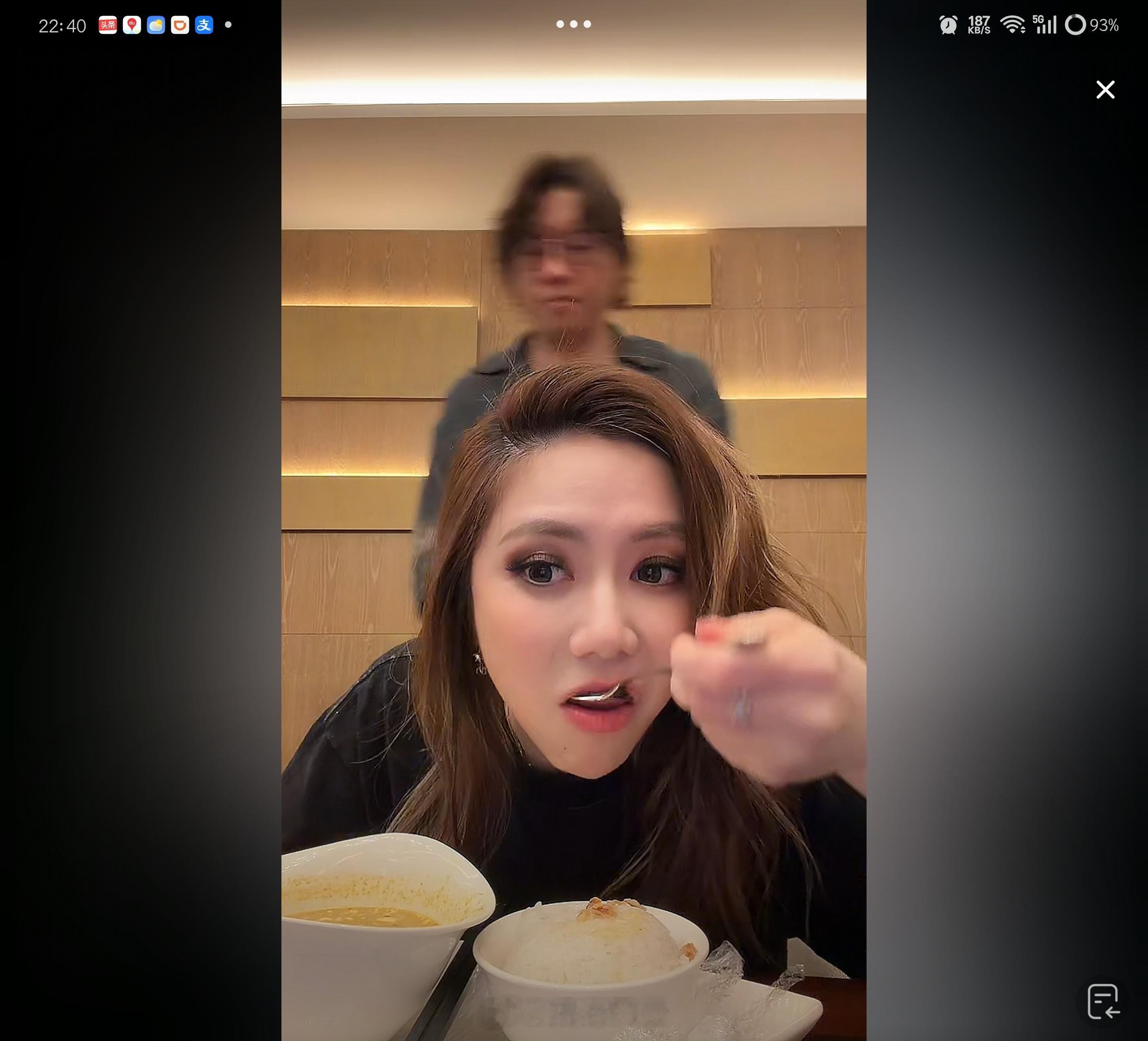 邓紫棋今晚直播化身吃播了，说补充演唱会消耗的能量，厦门演唱会连轴转间隙还开播唠嗑