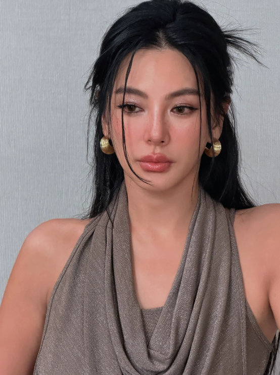 张雨绮这表情管理，看似随意实则全是戏，不愧是演技派大美女！ 