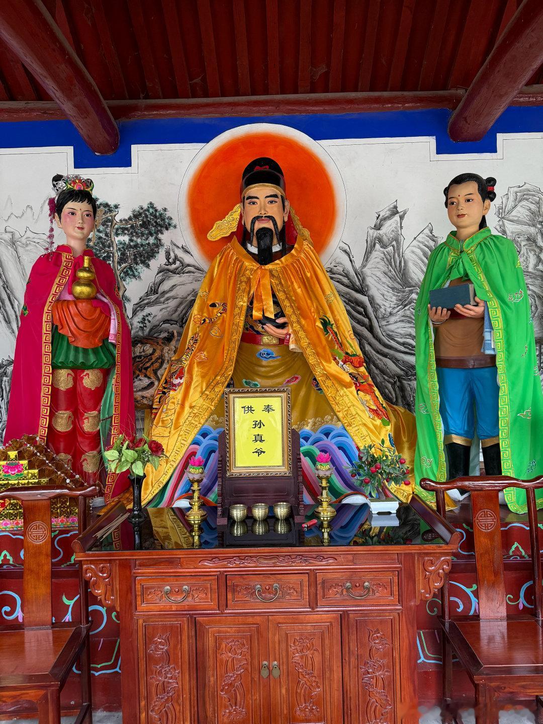 我的门诊故事 上午的东院区门诊，最后一个患者的女儿和家人过来，已经12点了。结合