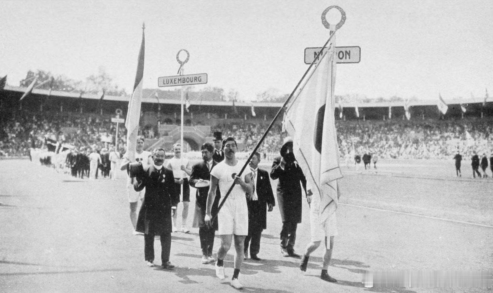 1912年7月6日瑞典斯德哥尔摩奥运会开幕式上，Kano Jigoro 嘉纳治五