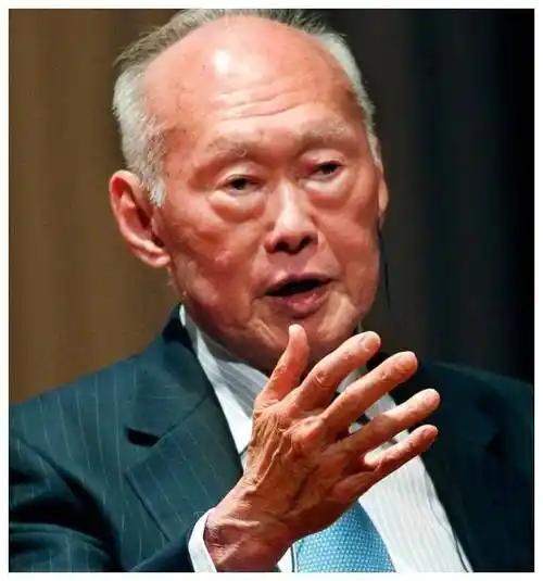 [微风]李光耀晚年直言：新加坡虽是华人国家，但不会“回归祖国”。七成的人口是华人