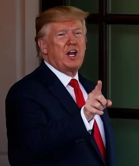 彻底摊牌！特朗普公开表态：联合国和国际法，都管不了我！
有人当面质问特朗普：这个