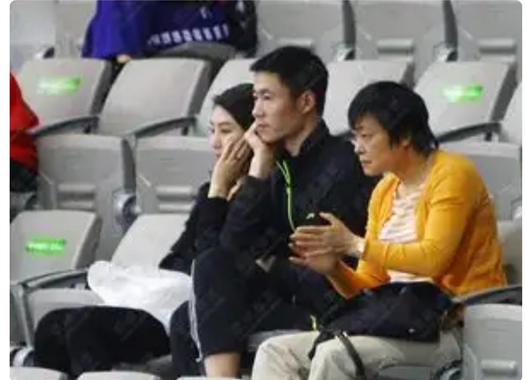 王励勤和何智丽，论辈份王励勤应该喊何智丽一声师叔祖吧，网友对何智丽的看法褒贬不一