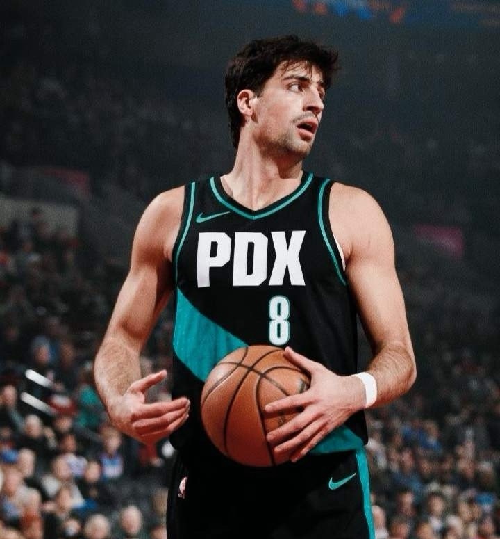 今年唯一能阻止他进入全明星的，或许就是他的国籍了！知名评论员苏群今天发文指出，虽