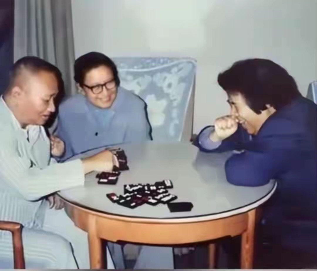 1993年，李讷到哥嫂家中串门小聚的温馨时刻。彼时李讷已经年满50岁，衣着朴素简