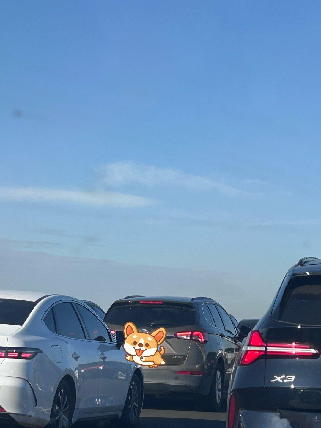 果然逃不过堵车，还没走多久呢就堵住了。 ​​​