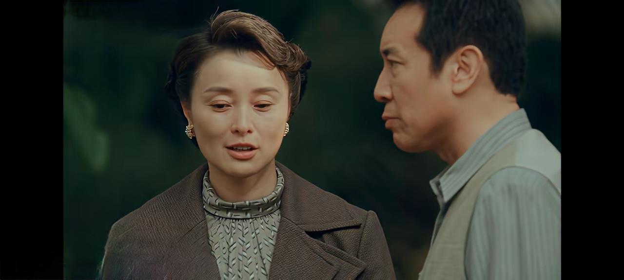 追剧《沉默的荣耀》朱枫（吴越饰演）应吴石夫人邀请，来到吴石家中做客。吴石避开家人
