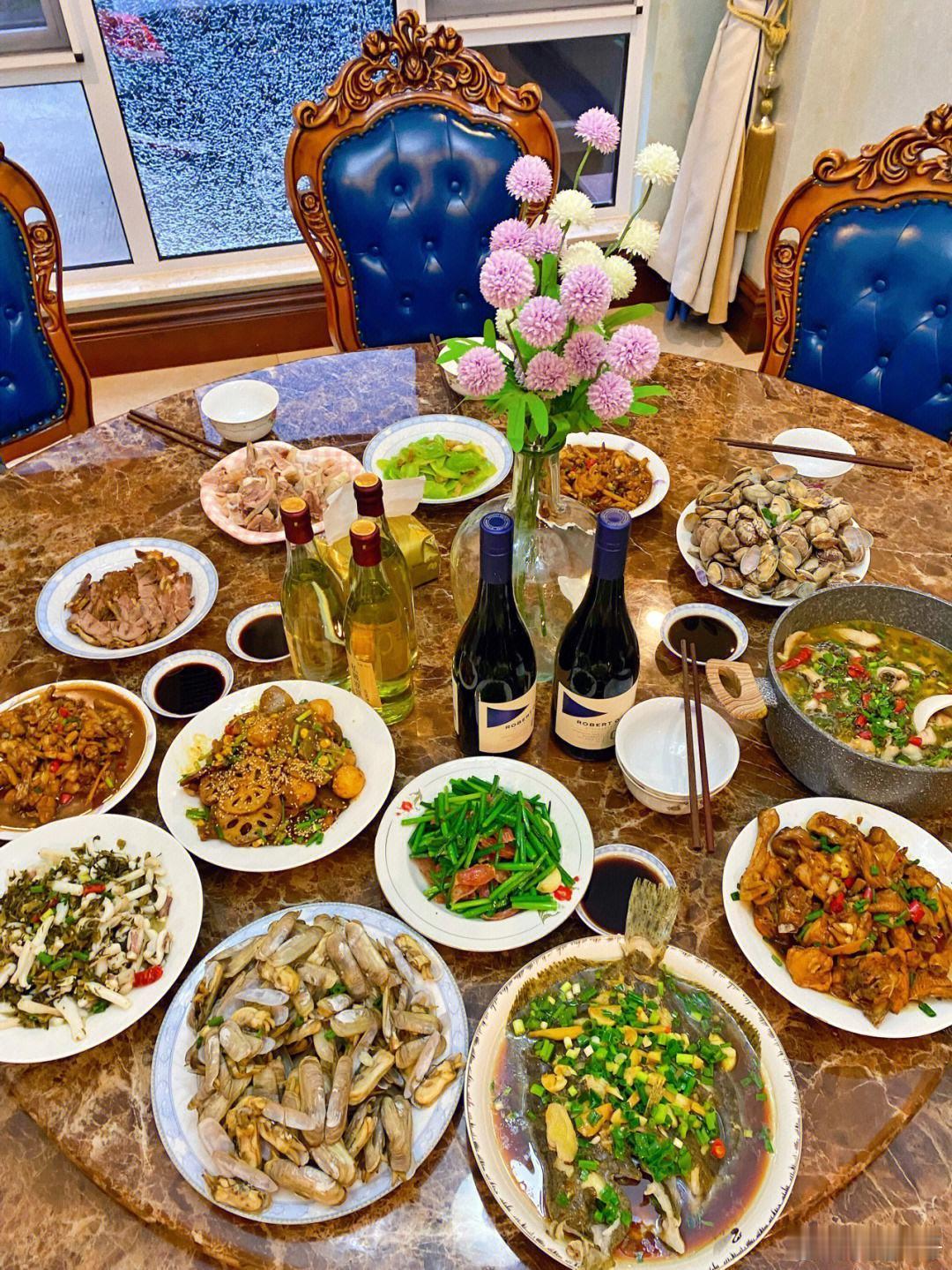 今日优秀：一顿饭，也是一堂课      新学期学校食堂改革，小伙子开玩笑说“天天