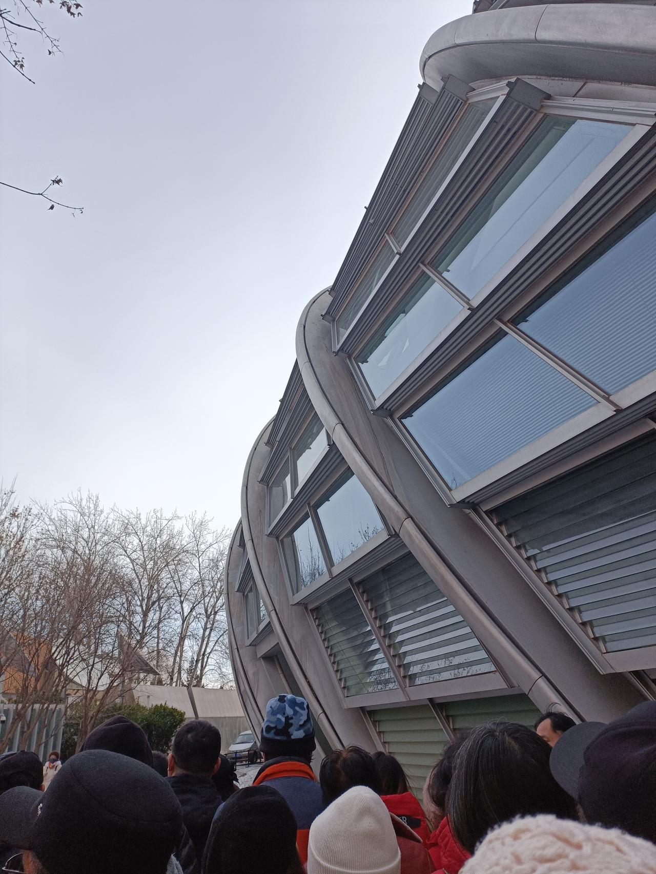 晒图笔记大赛凤凰卫视大厦对外开放，引来无数的老年人，排队的老人们人山人海，能排队