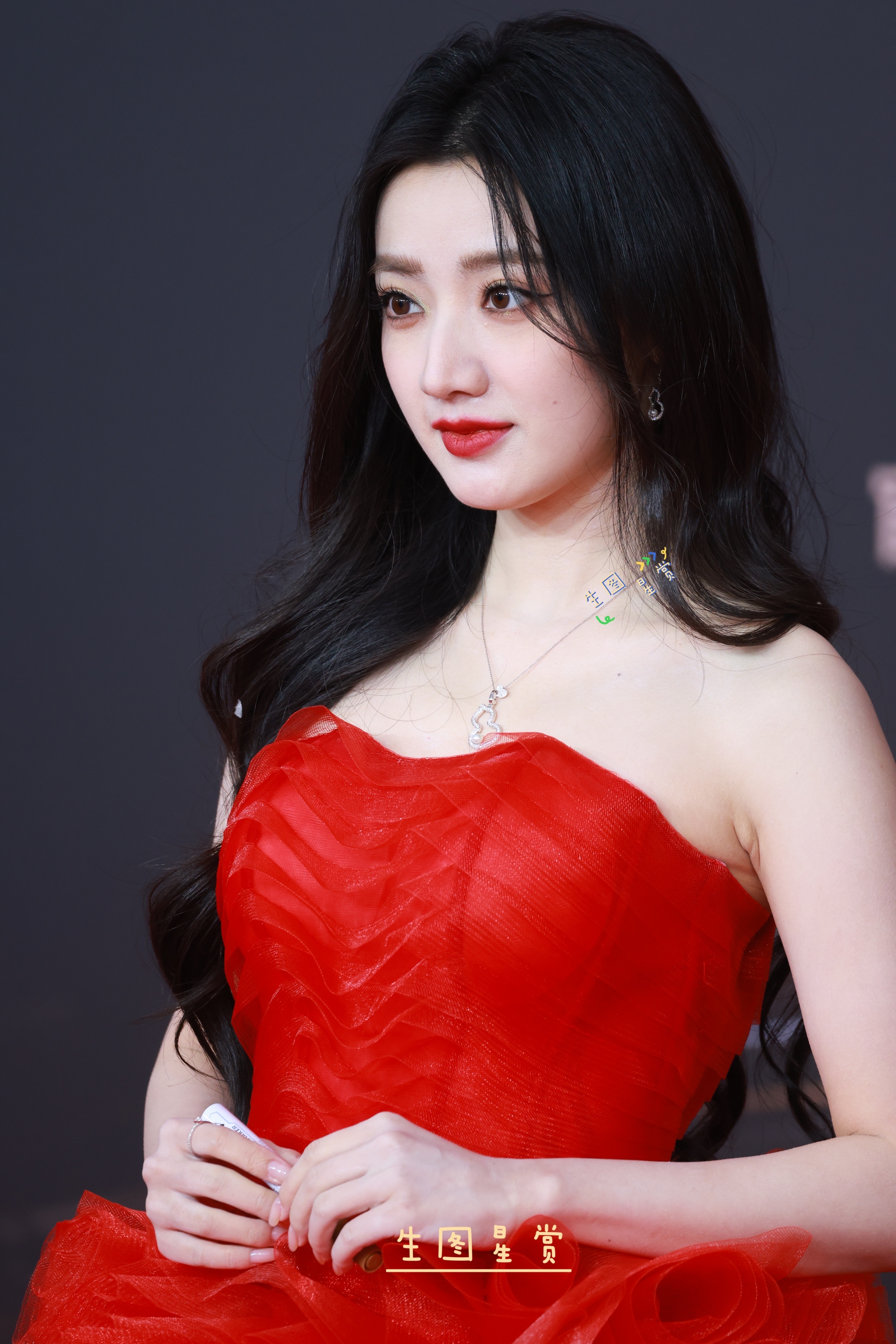 黄羿微博视界大会红毯生图全红look，热烈娇艳❤️💋黄羿盛世天下黄羿[超话] 