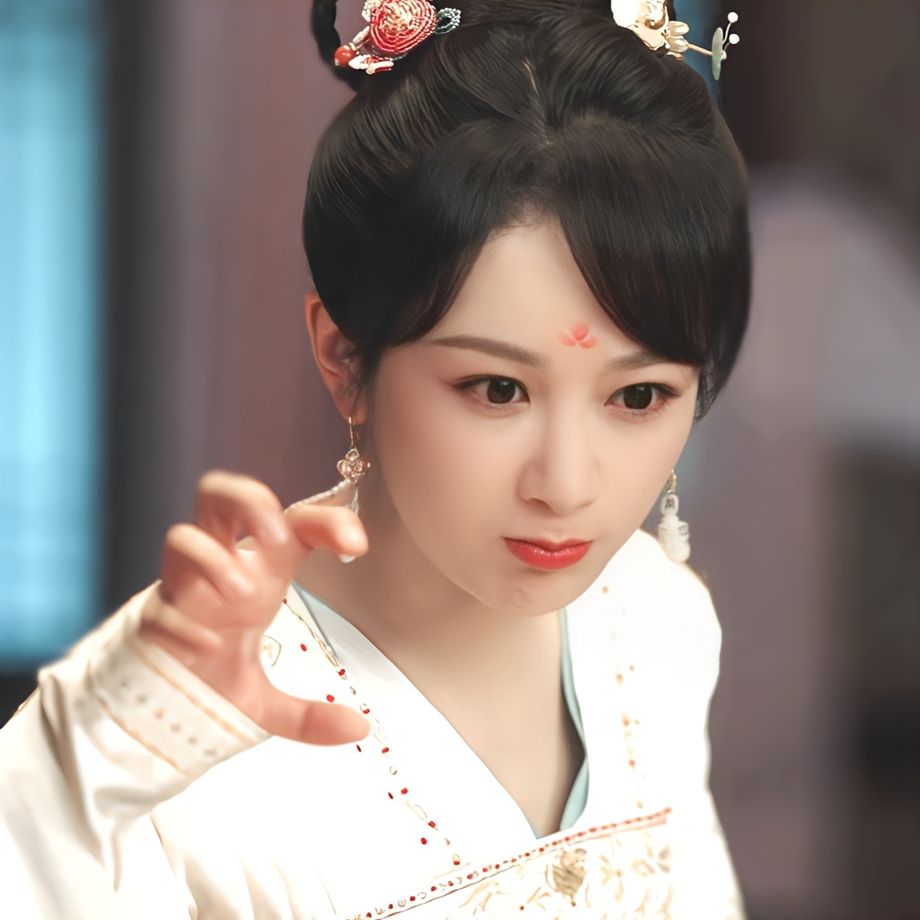  [心]#杨紫长相思# 孤独时的思念，像雨前雷鸣，重重扣响于眉尖；思念时的蜜意，
