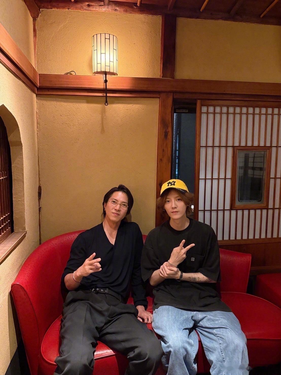 鹿晗ins晒与山下智久合照接追星运哈哈哈哈 ​​​