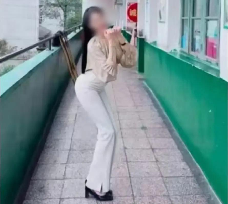湖南永州，一位音乐老师在校内跳舞被家长举报，很多人替老师喊冤，说只是下班跳舞，没