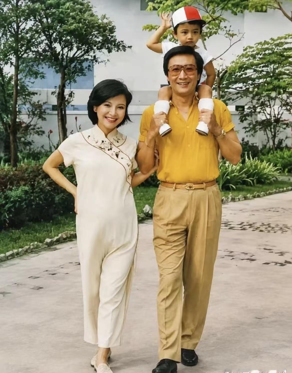 一张1982年的老照片真让人感慨！当时46岁的谢贤把年仅2岁的谢霆锋稳稳背在肩上