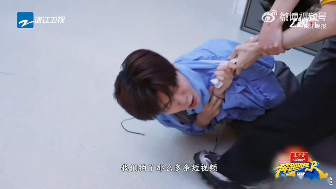 范丞丞躺地向张真源求饶奔跑吧 范丞丞躺地求饶那段我笑出声了，又是说好话又是提过往