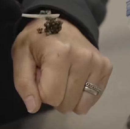 在欧洲旅游时，我在餐厅里看到两个欧洲人正在吃鱼子酱。
整个过程颇为复杂。
他俩先