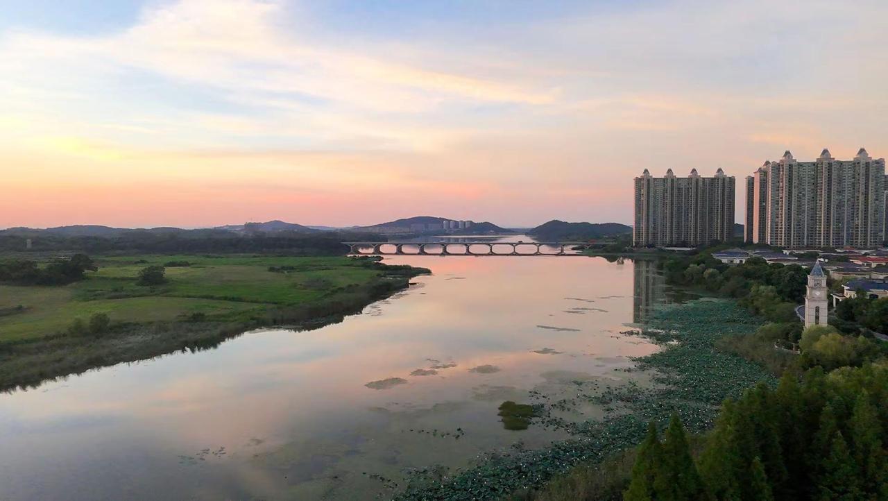 暮色漫过卧龙湖，落日垂落水天之间。粼粼湖水接住漫天余晖，整片湖畔，都浸在橘色柔光