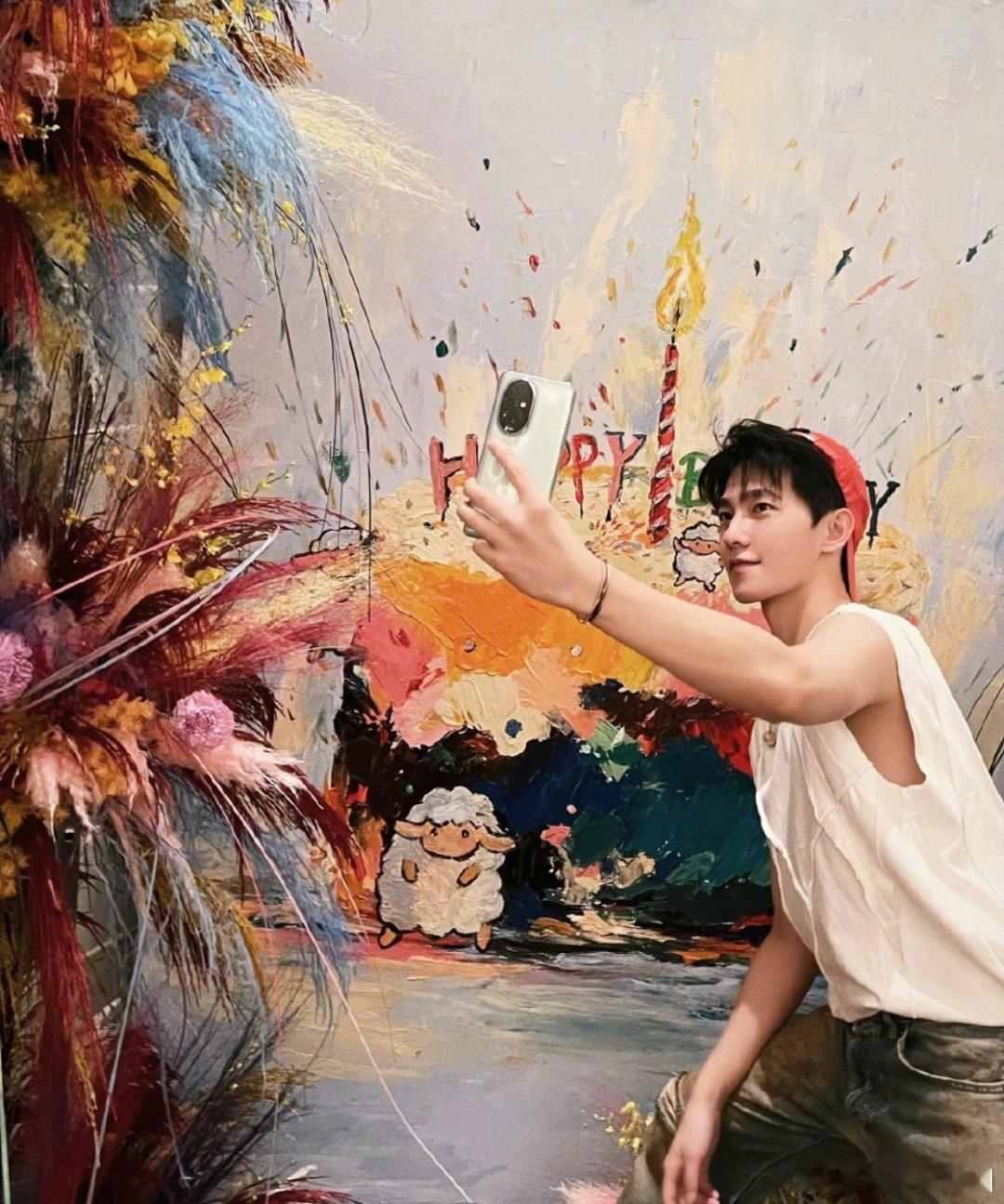 杨洋的生日这涂鸦真的是很绝呢 速速围观[赢牛奶][赢牛奶][赢牛奶] ​​​