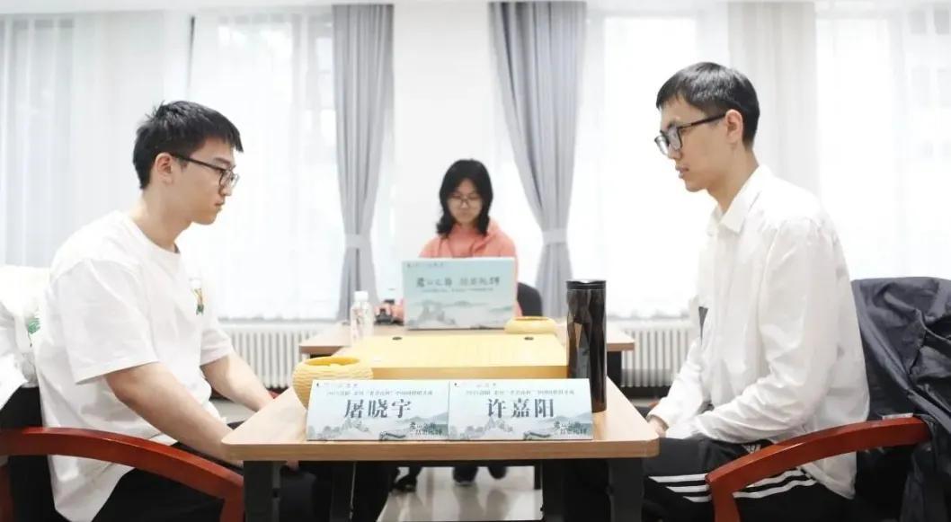 老君山杯棋圣战四强展开角逐

走出低谷~屠晓宇连胜晋级
连克高手~芈昱廷强势过关