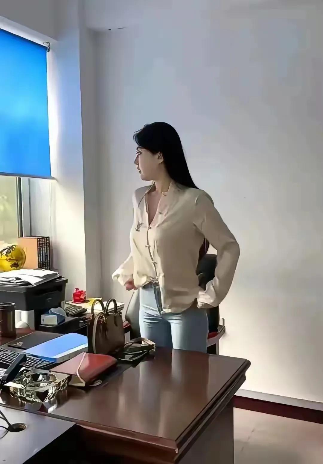 那天，她站在办公桌旁，怔怔看着窗外，不由自主地说：这女书记真不好当啊…