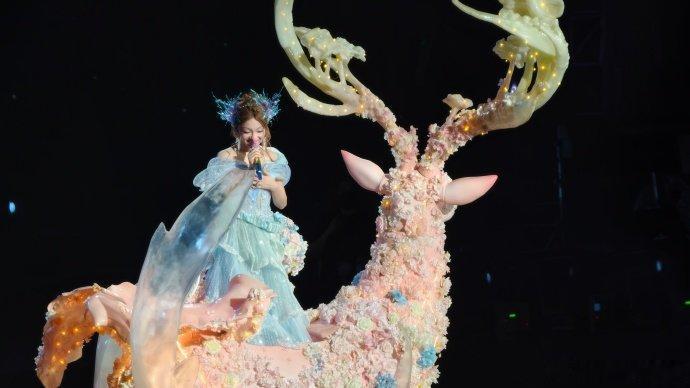 张韶涵首位常熟体育场2连开歌手 张韶涵第100场个人体育场演唱会 七千二百八十八