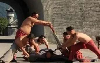 公元1734年，俞鸿图被腰斩后迟迟没有死去，上半身一直在地上打滚，口中不断发出惨