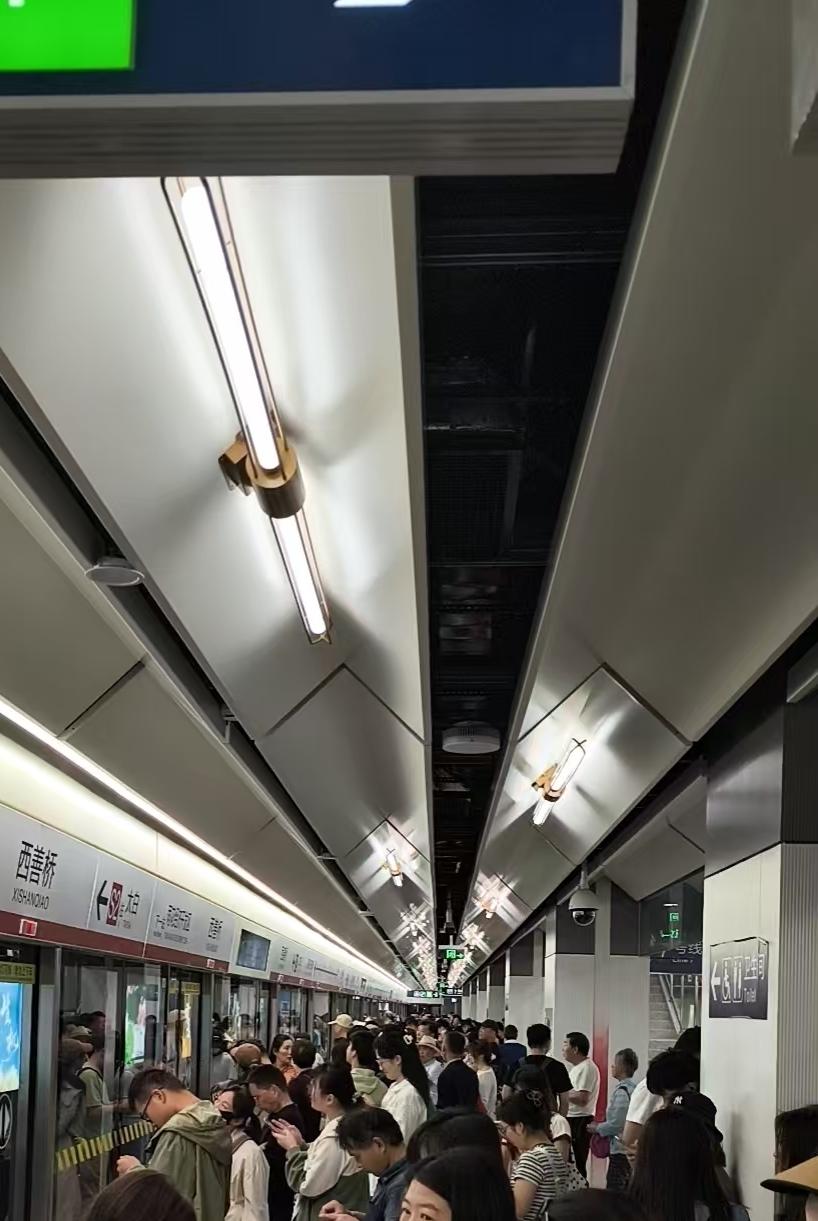火车靠左行驶，一方面是历史习惯，中国首条铁路由英国人修建，后续铁路建设就延续了左