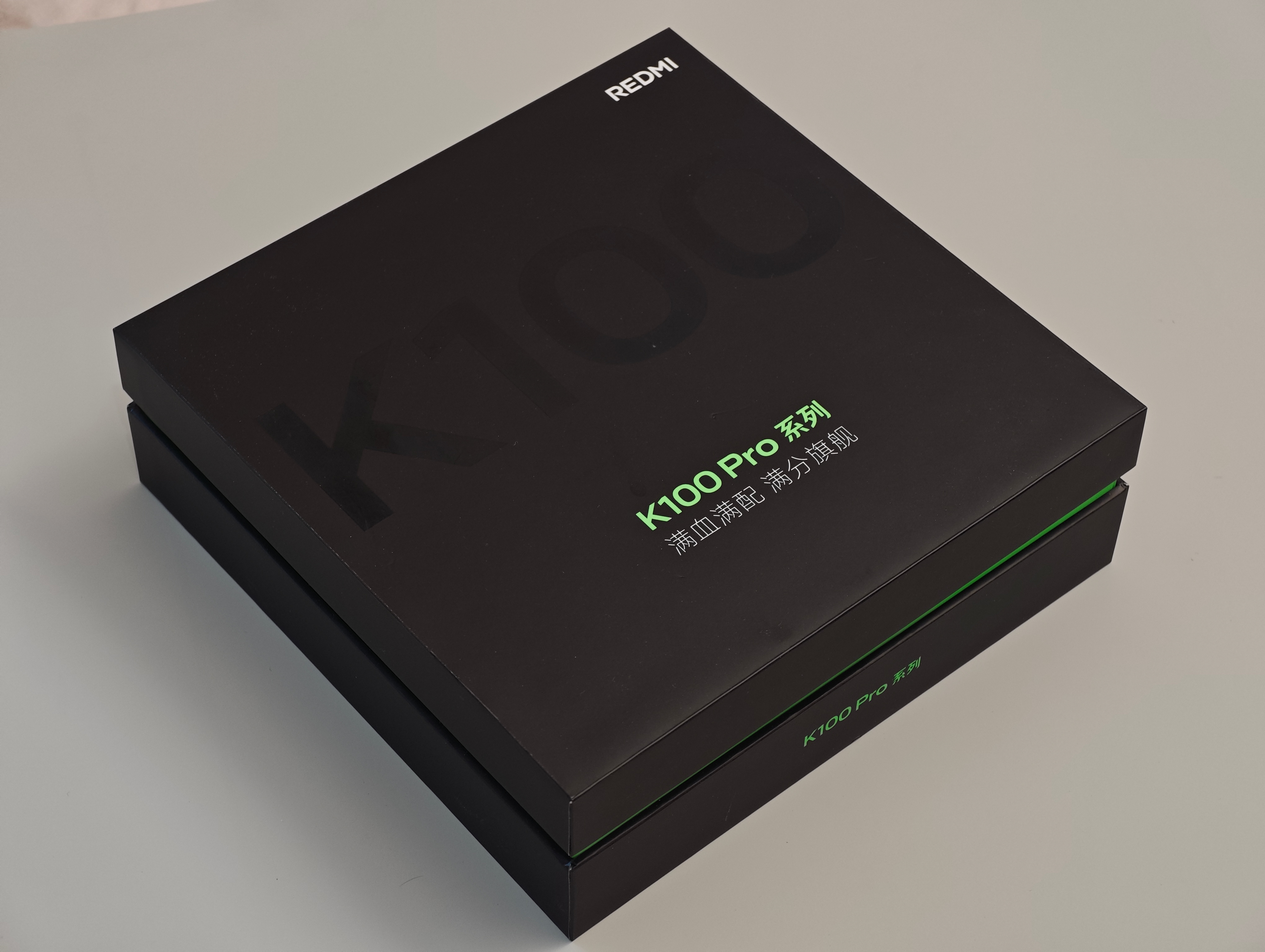 K100 Pro系列发布会的邀请函太好玩啦，可以用荧光笔在T恤的特定区域画画，这