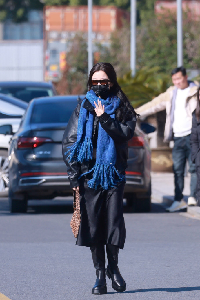 虞书欣蓝色围巾虞书欣豹纹包虞书欣蓝色围巾，爱了爱了，真是不错 