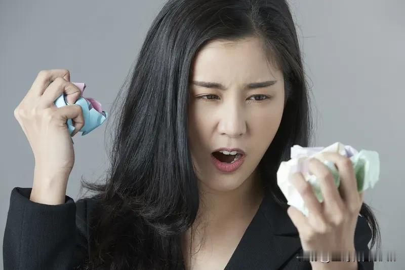 没钱的男人和怕穷的女人脱单，其实都有办法。
没钱的男人别愁，脱单渠道有很多。可以