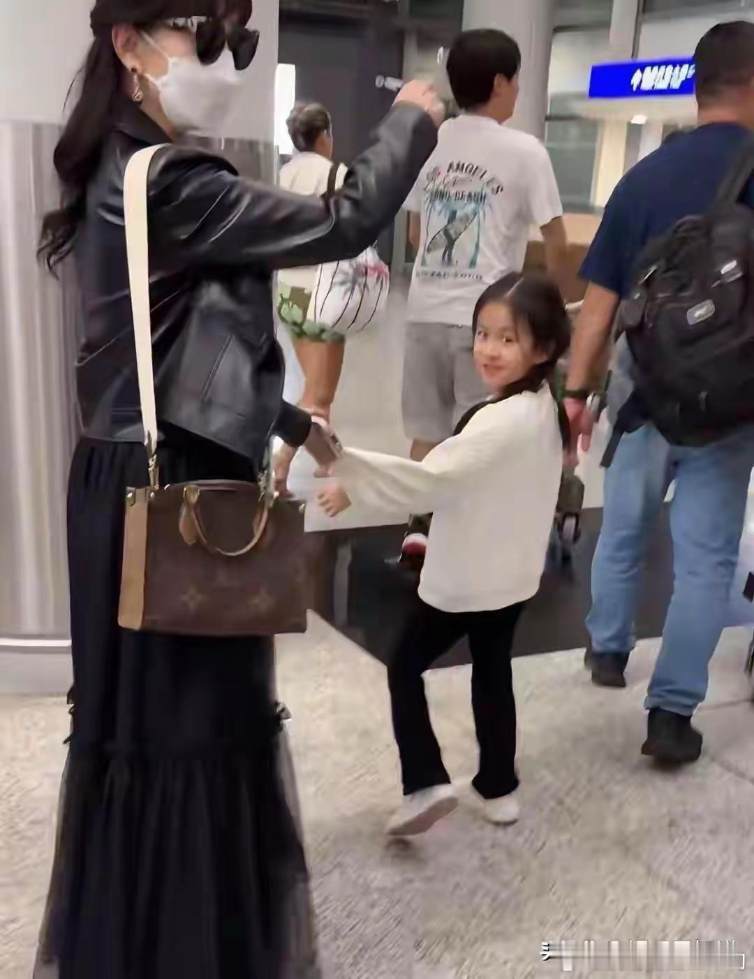 赵雅芝竟然有孙女了，而且还大方地晒出来!小孙女太可爱了 