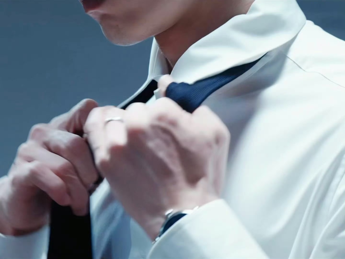 井柏然演技救命，你们看了钢铁森林吗？井柏然审讯犯人这一段，真的太夯了，全部都给我