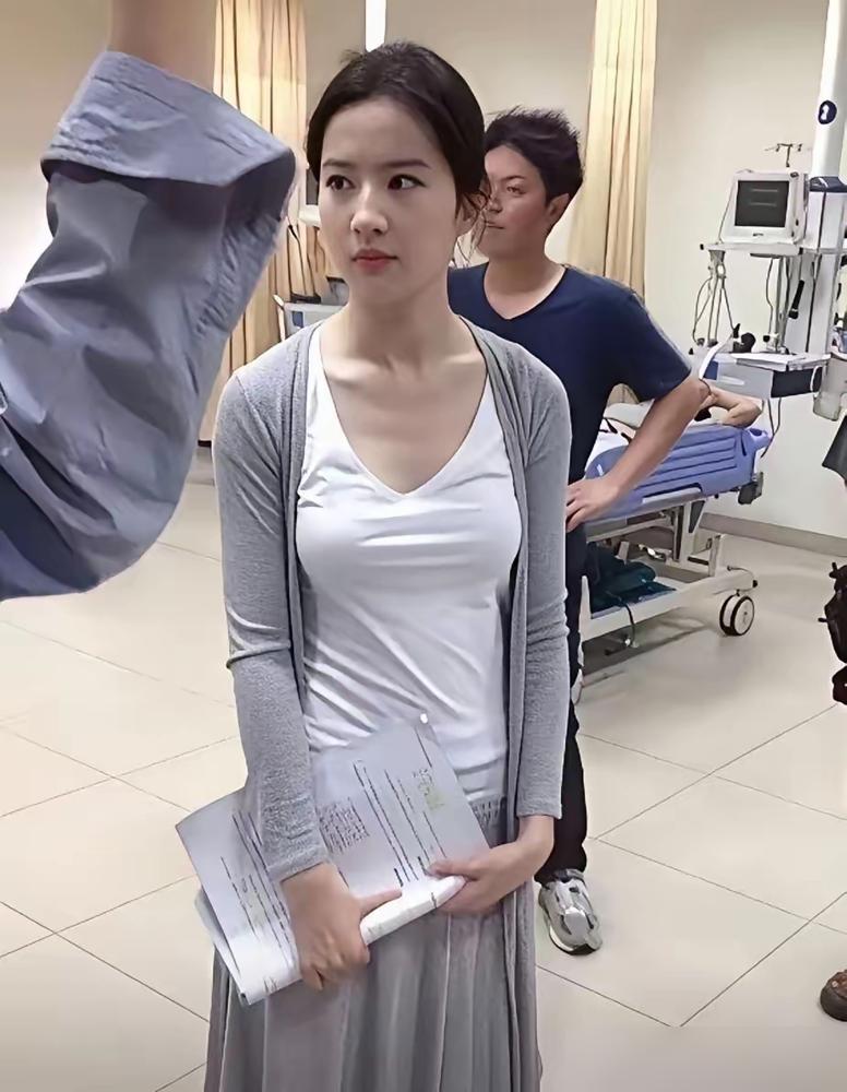 别再吹刘亦菲的松弛感了。
我告诉你，那根本不是接纳衰老，那是对整个名利场赤裸裸