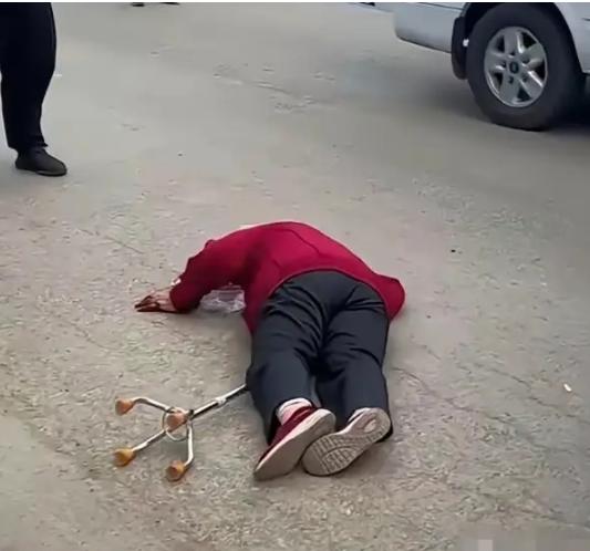 杭州62岁阿姨摔倒躺在路边25分钟，路人不敢上前搀扶，救护车接进急诊，她一口咬定