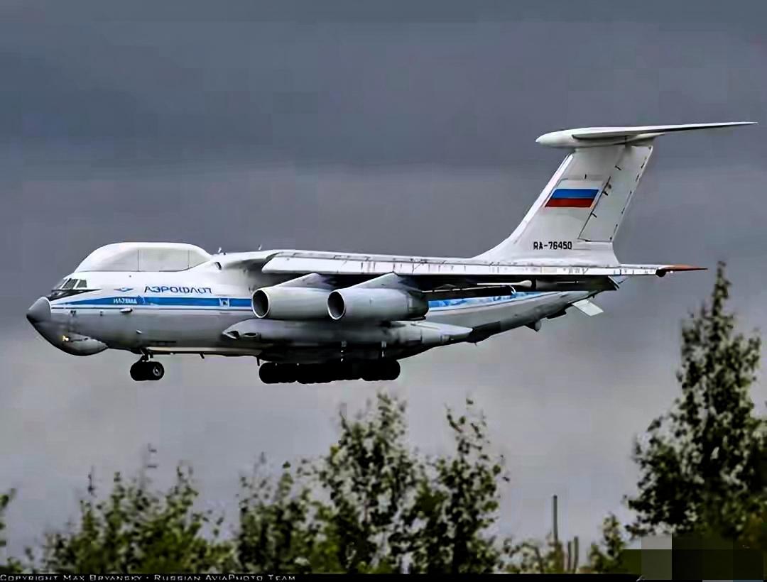 别被航母那点阵仗忽悠了！普京反手一张“核底牌”直接拍在德黑兰桌上，这才是真正的掀