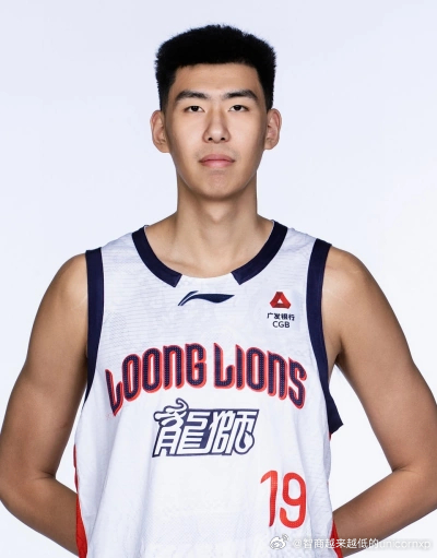 杨百翰媒体人Boddy McCombs与徐昕的训练师Basi Prokofyev