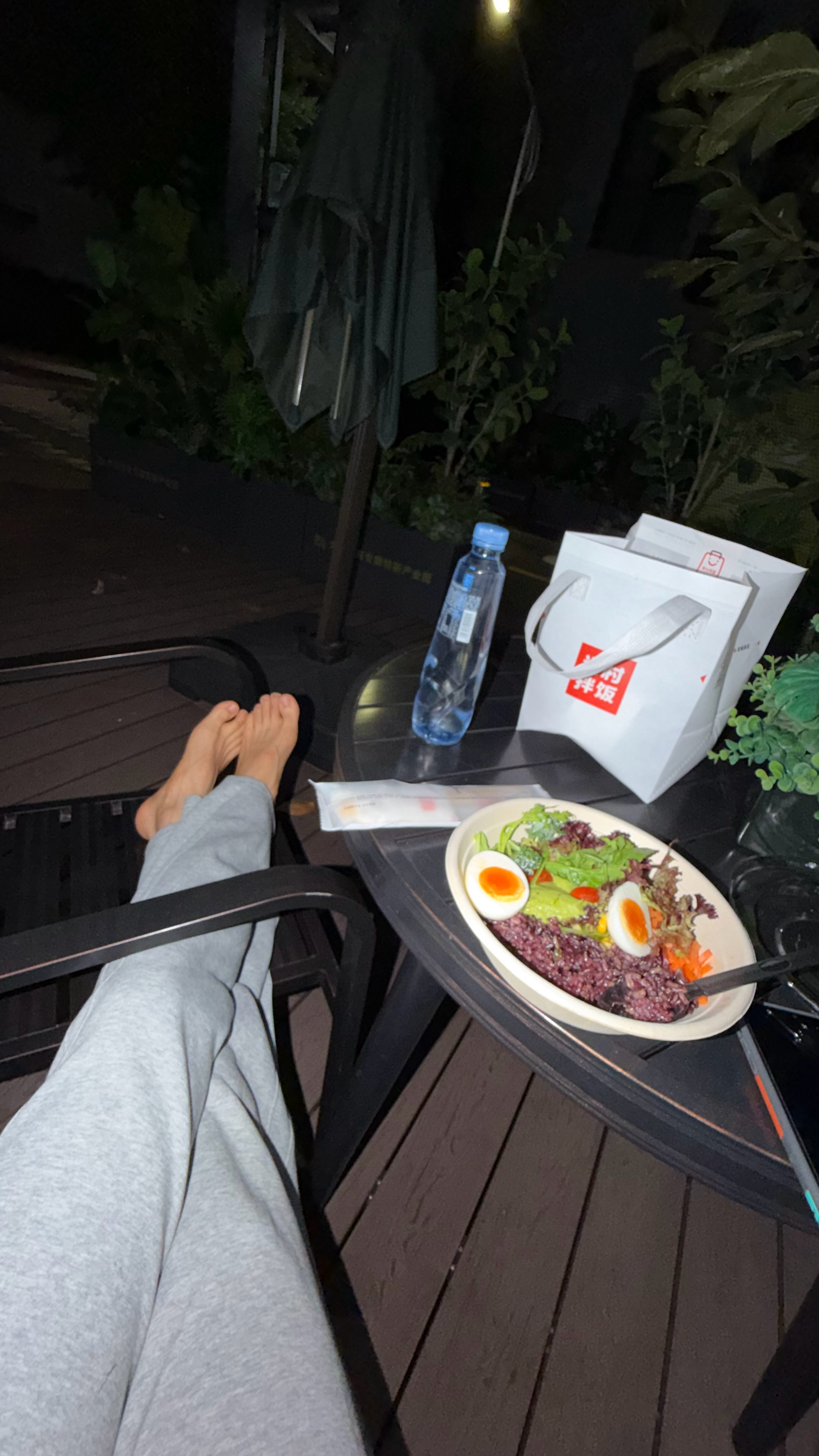 好想坐在长椅上好好睡一觉，梦中让我回到北京中医药大学东方学院！零美奇最新动态  