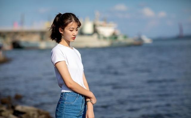 这张照片拍得不理想，拍人像要注意以下两个问题

很多人拿起相机拍人像时，第一反应